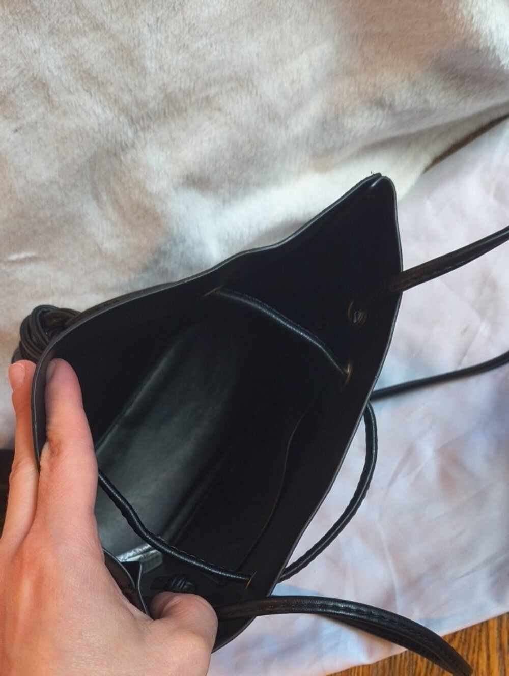 Forever 21 Black Drawstring Tassel Shoulder Bag - Picture 3 of 3